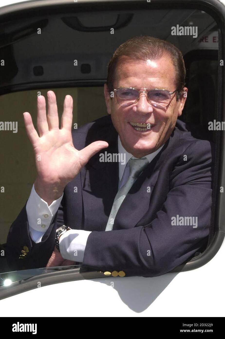 Acteur Roger Moore après avoir présenté un entraîneur au Variety Club. L'organisme de bienfaisance a organisé un déjeuner hommage en l'honneur de l'ancienne star James Bond au Dorchester Hotel, Londres. Banque D'Images