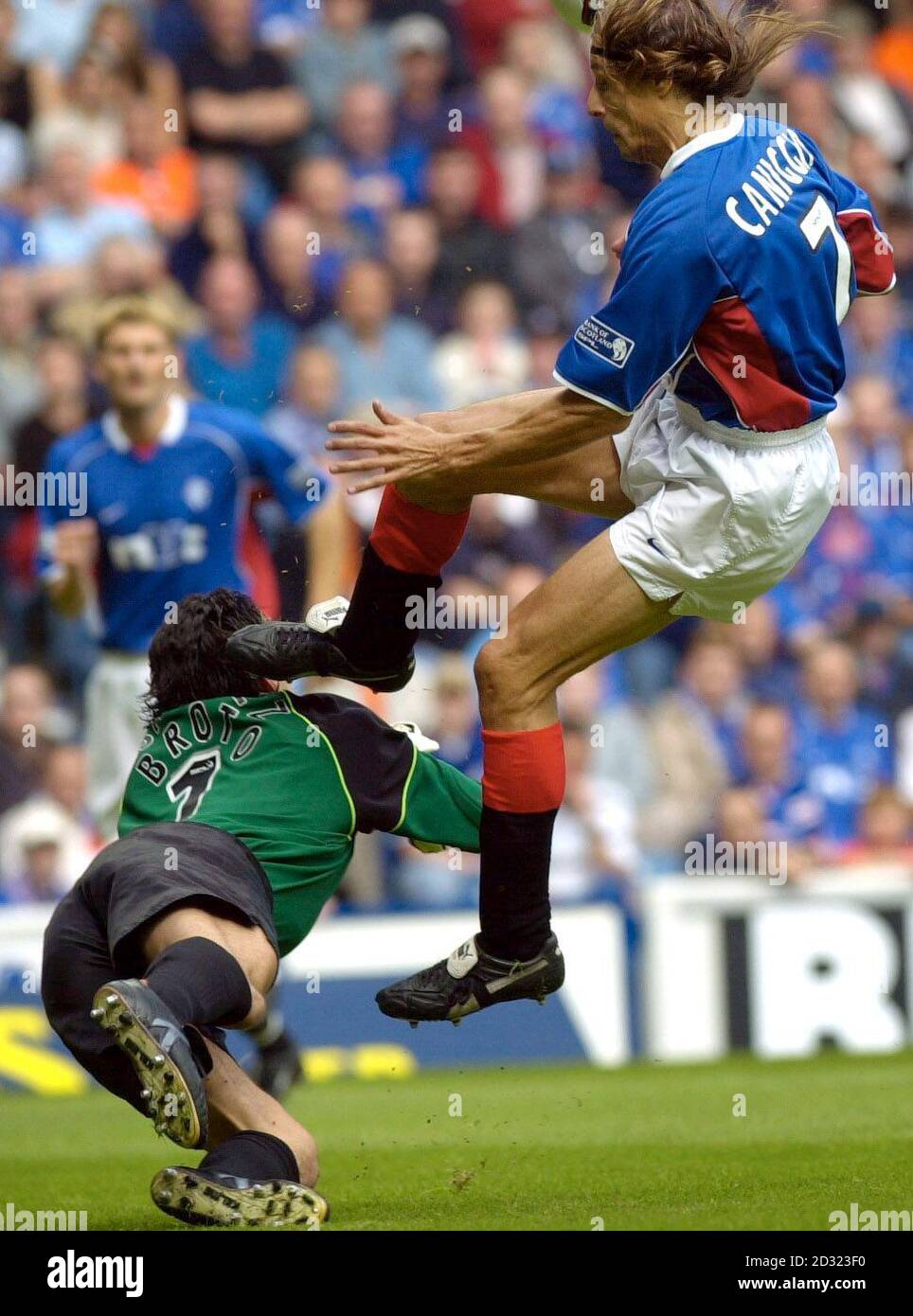 Le Claudio Caniggia (à droite) des Rangers est en collision avec le gardien de but de Livingston Javier Sanchez Broto lors du match de la Bank of Scotland Scottish Premier League à Ibrox, Glasgow. Banque D'Images