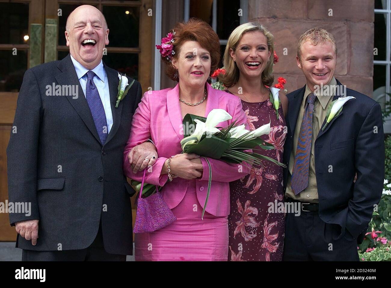 Fred Elliot (John Savavident) de la rue du couronnement avec sa nouvelle mariée Eve Sykes (Melanie Kilburn) après avoir été marié dans le savon à succès basé à Manchester. Les clients Maxine et Ashley Peacock ( Tracy Shaw et Steven Arnold) sont également représentés sur la photo. Banque D'Images
