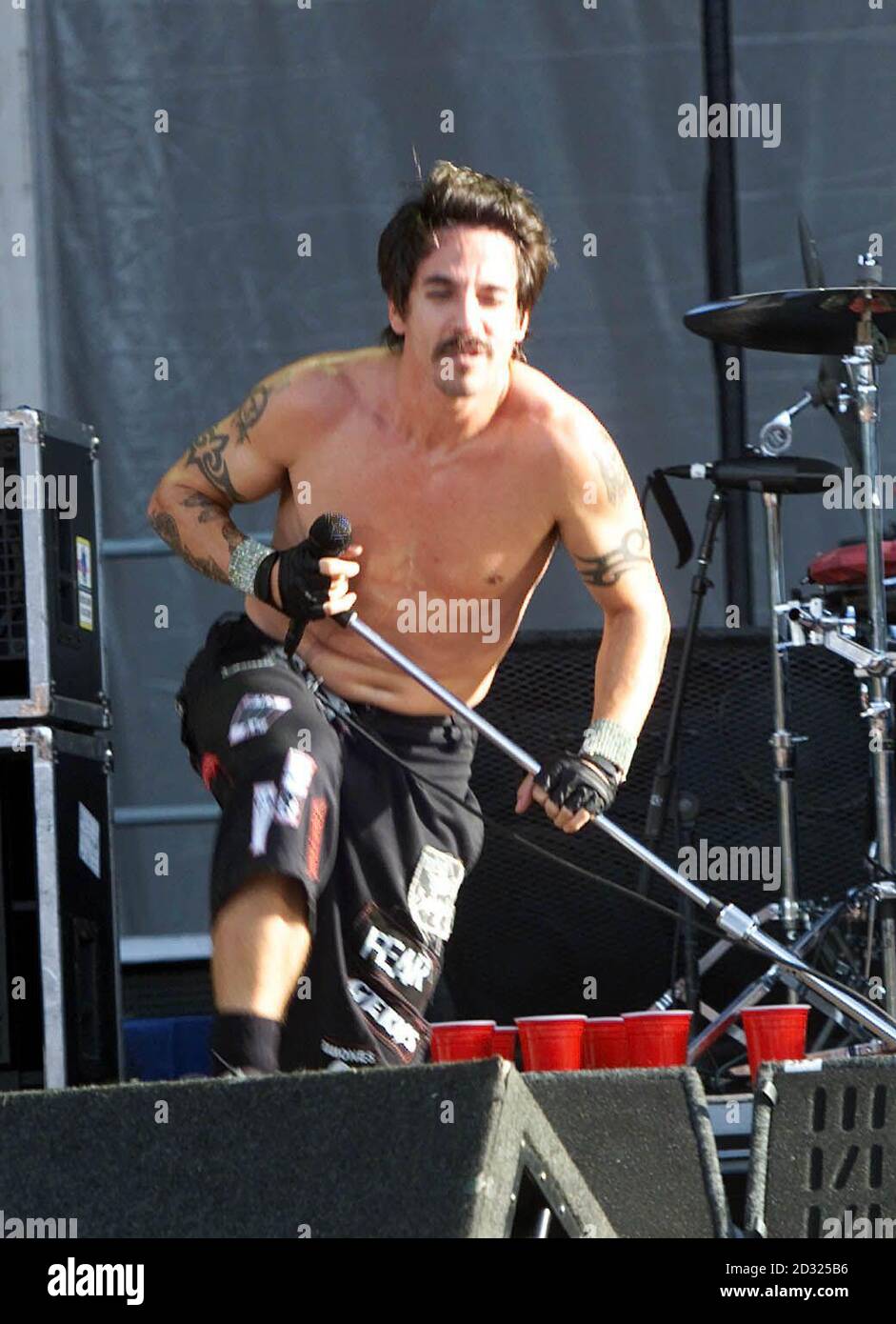 Le chanteur principal Anthony Keidis, avec le groupe pop Red Hot Chili Peppers au concert Slane 2001, qui se tient au Slane Castle Co. Meath. Le top de la facture est U2. Banque D'Images