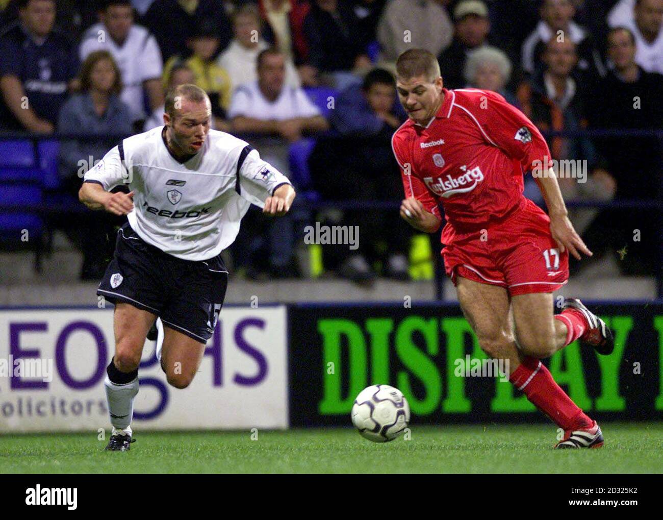 CETTE IMAGE NE PEUT ÊTRE UTILISÉE QUE DANS LE CONTEXTE D'UNE FONCTION ÉDITORIALE. AUCUNE UTILISATION DE SITE WEB/INTERNET À MOINS QUE LE SITE NE SOIT ENREGISTRÉ AUPRÈS DE L'ASSOCIATION DE FOOTBALL PREMIER LEAGUE. Steven Gerrard de Liverpool (à droite) passe devant Simon Charlton de Bolton Wanderers lors du match de Premiership au Reebok Stadium, Bolton. Banque D'Images