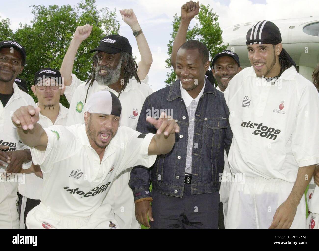 Brian Lara, légende du cricket des Antilles (portant une veste jean), écoute le « Cricket RAP », au terrain de cricket de Lords. La chanson de Theo Hayes (bras levés, devant) et son frère plus jeune Isaac (sur le foulard). *cela fait partie d'un plan d'utilisation du jeu comme plan pour la réhabilitation et l'aide, pour les anciens membres de gangs de Los Angeles. L'équipe de cricket de Compton est le fruit de l'activiste social Ted Hayes (casquette de baseball, barbe et dredlocks), et dans le cadre de ce projet, les Comtton Homies et le POPz visitent le Royaume-Uni. Banque D'Images