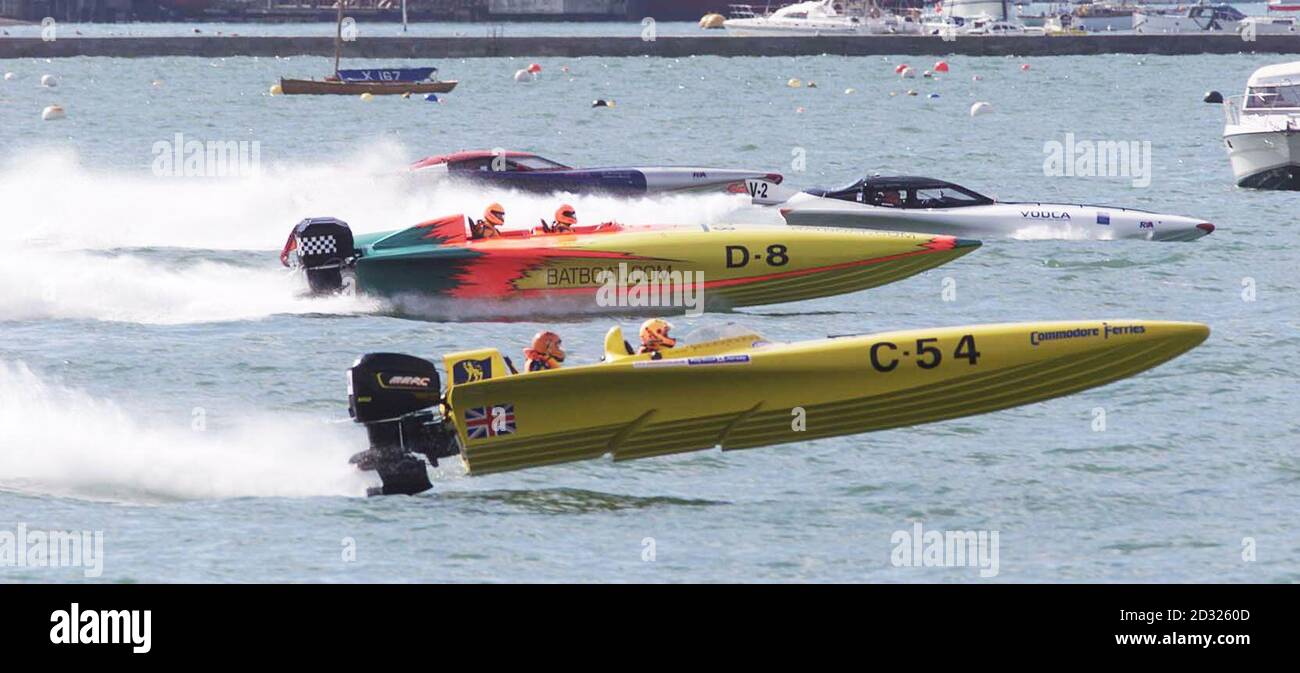 Les Powerboats dans le championnat national RYA de la ligne de départ de Cowes sur l'île de Wight comme ils concourent sur le Solent dans le Honda Cowes Classic. La course Cowes-Torquay-Cowes, qui a été présentée comme la course offshore la plus difficile au monde, a également eu lieu. * l'événement vieux de 40 ans voit 35 bateaux course sur 220 miles d'eau libre. Banque D'Images