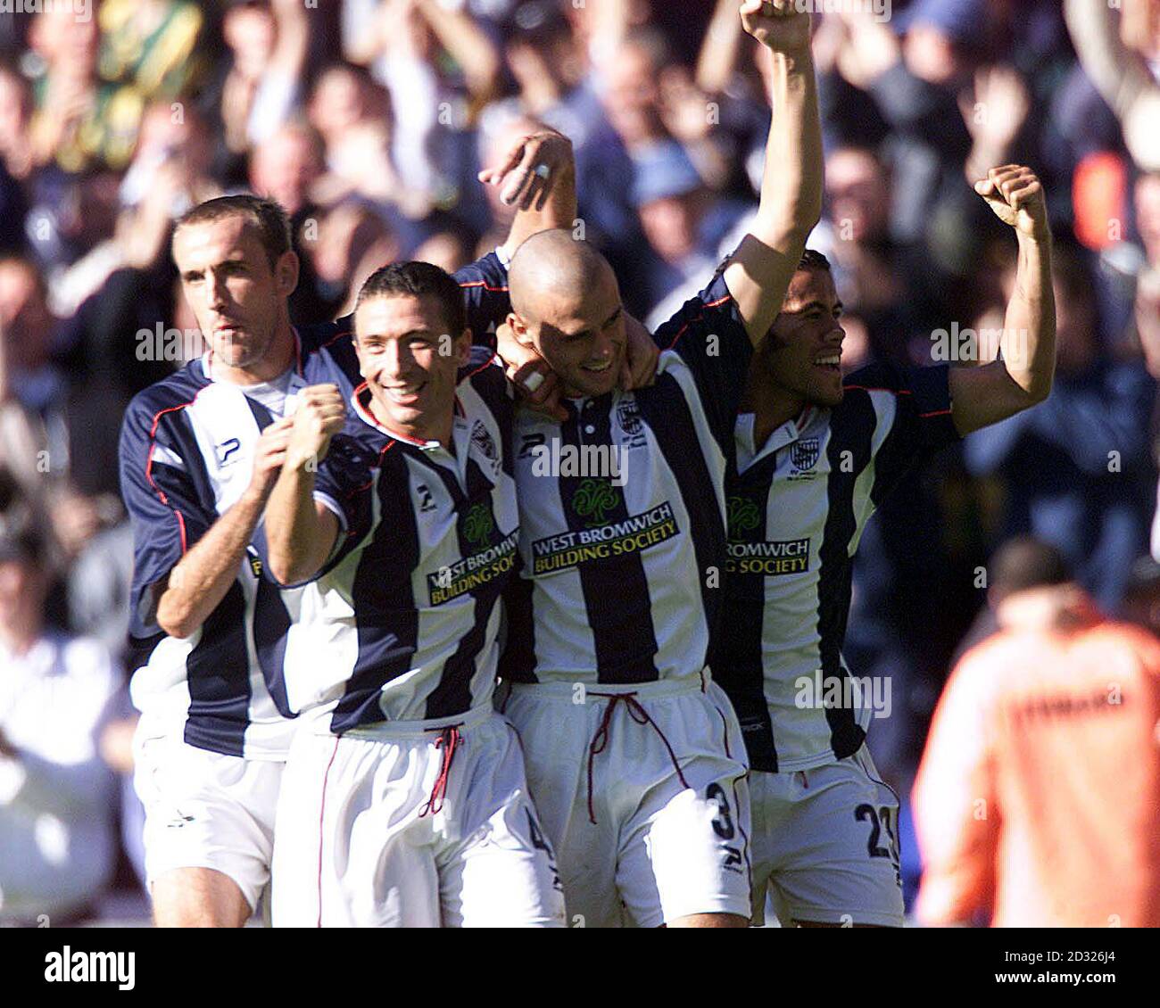 Neil Clement de West Bromwich Albion (2e à droite) célèbre son but avec (de gauche à droite) Tony Butler, Derek McIness & Adam Chambers (tout à droite) lors du match de la division nationale 1 entre West Bromwich Albion et Manchester City à Hawthornes, West Bromwich. CETTE IMAGE NE PEUT ÊTRE UTILISÉE QUE DANS LE CONTEXTE D'UNE FONCTION ÉDITORIALE. PAS D'UTILISATION DU SITE WEB DU CLUB OFFICIEUX Banque D'Images