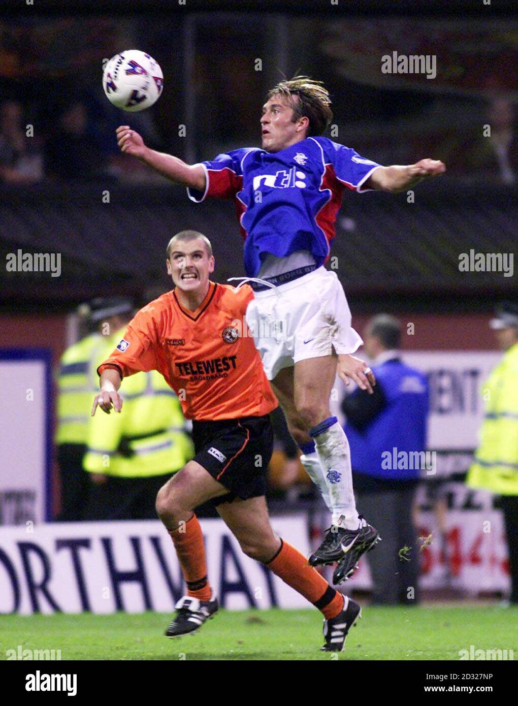 Fernando Ricksen des Glasgow Rangers en action contre Derek Lilley de Dundee United (à gauche) lors du match de la Bank of Scotland Premier League entre Dundee Utd et Rangers au parc Tannadice, Dundee, aujourd'hui, samedi 22 septembre 2001. Fonctionnant sur PA Wire et pasportsphotos.press.net **EDI** PA photo Banque D'Images