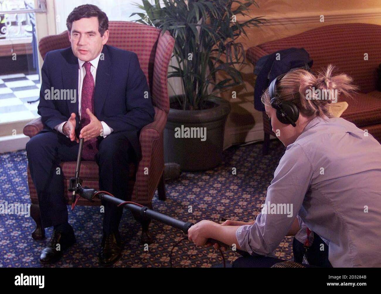 Le chancelier Gordon Brown est interviewé à la radio de la BBC à l'hôtel Metropole, le deuxième jour de la Conférence du Parti travailliste qui s'est tenue à Brighton. M. Brown a exclu l'augmentation de l'impôt sur le revenu pour payer les dépenses du gouvernement dans les services publics et la guerre contre le terrorisme. Banque D'Images