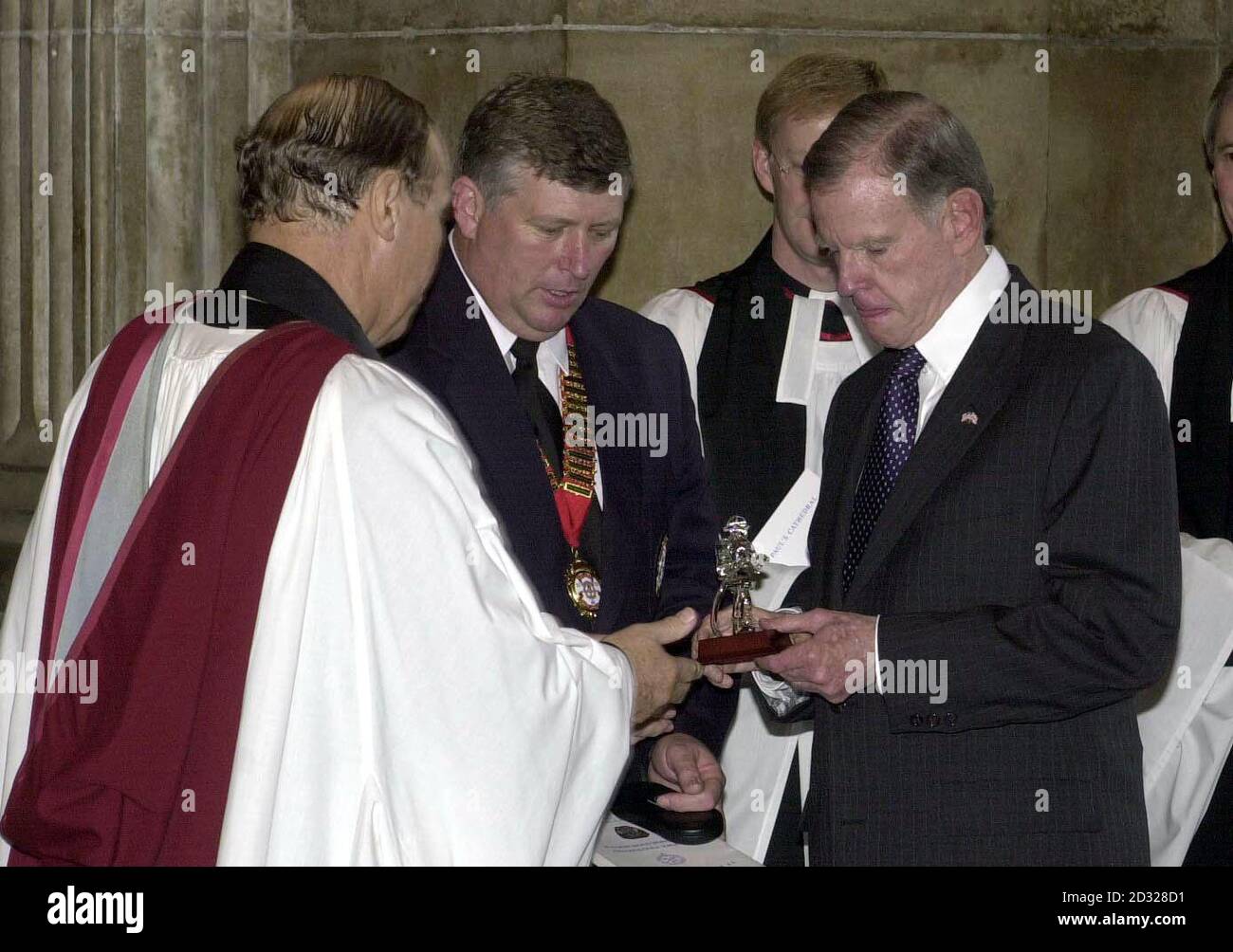 Le doyen de la cathédrale Saint-Paul le très Rév. Dr John Moses, remet une figure de verre d'un pompier à l'ambassadeur américain William Farrish, sous la surveillance de Richard Bull (centre) Président, chef et adjoint de l'Association des pompiers. * .... à un service dans la cathédrale. Le service a été à la mémoire de plus de 300 pompiers de New York qui sont morts le 11 septembre lors d'une attaque terroriste contre le World Trade Center. Banque D'Images Le doyen de la cathédrale Saint-Paul le très Rév. Dr John Moses, remet une figure de verre d'un pompier à l'ambassadeur américain William Farrish, sous la surveillance de Richard Bull (centre) Président, chef et adjoint de l'Association des pompiers. * .... à un service dans la cathédrale. Le service a été à la mémoire de plus de 300 pompiers de New York qui sont morts le 11 septembre lors d'une attaque terroriste contre le World Trade Center. Banque D'Images
