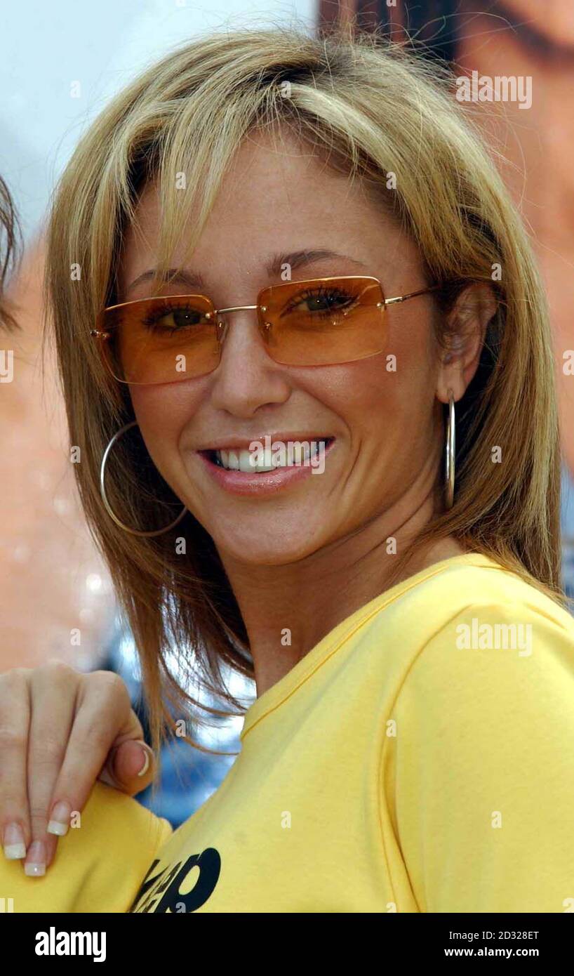 Jenny Frost du groupe pop Atomic Kittten lors du lancement d'une campagne d'affiches à Camden, dans le nord de Londres. La campagne, qui présente le message « cessez de laisser tomber la litière dès maintenant », est organisée par la charité Tidy Britain Group et vise à amener les enfants à arrêter de faire tomber la litière. Banque D'Images