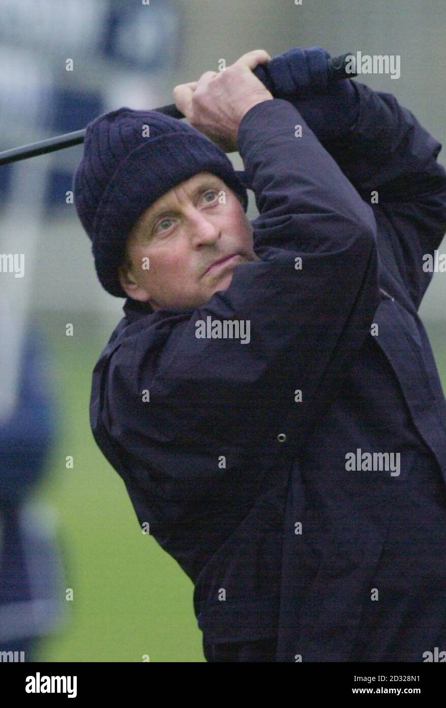 L'acteur américain Michael Douglas sur le deuxième tee au championnat pro-célébrité Dunhill Links à St Andrews. L'événement de 72 trous se joue sur trois parcours de golf : St Andrews, Carnoustie et Kingsbarns. Banque D'Images