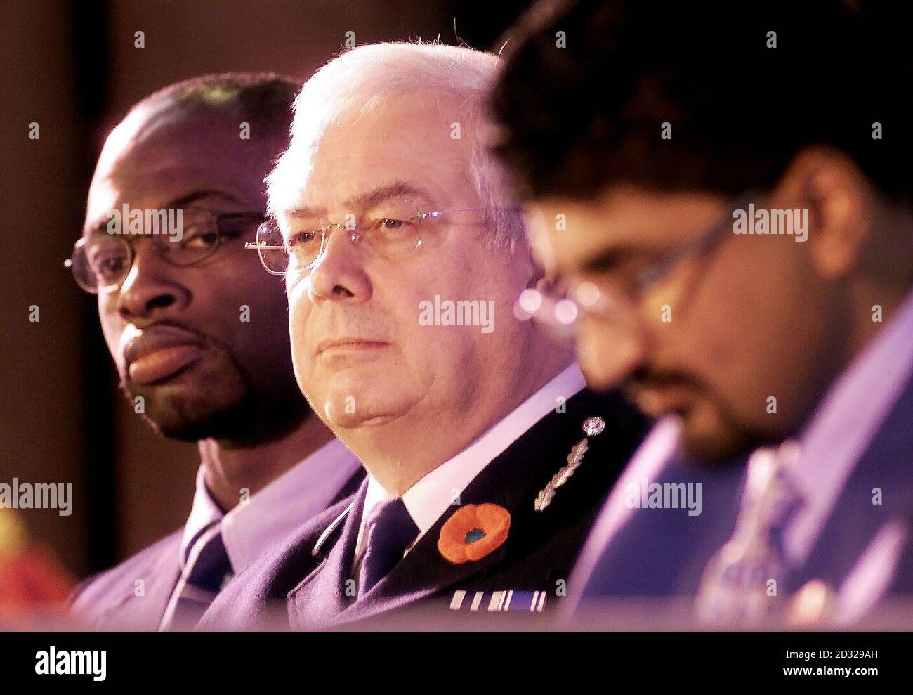 David Wilmott, gendarme principal de la police du Grand Manchester (C), assis entre Paul Bailey, Président de la Greater Manchester Black police Association (L) et Ravi Chand, Président de la National Black police Association à l'Assemblée générale annuelle de l'organisation à Manchester. Banque D'Images