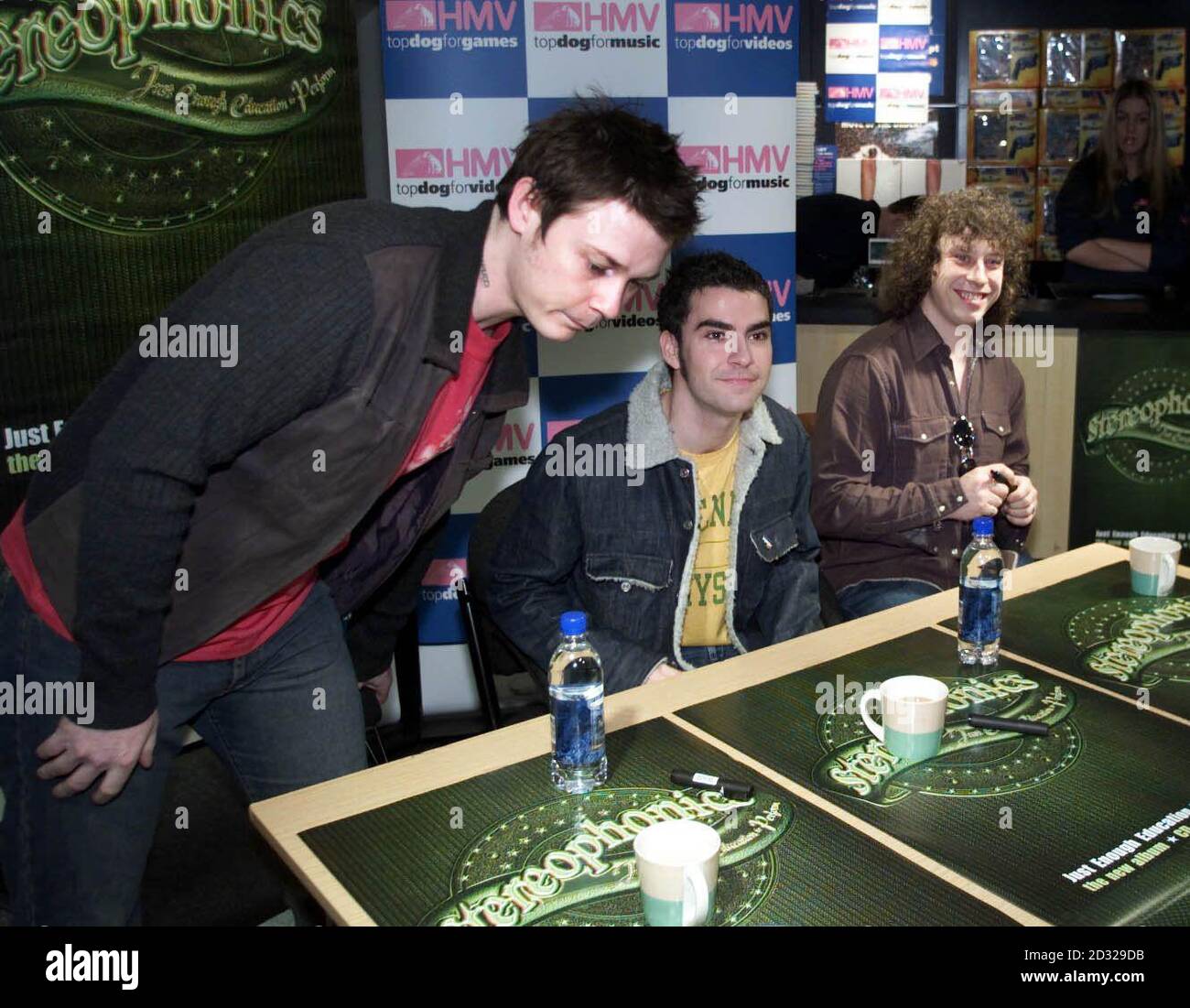 Groupe pop gallois Stereophonics, (L-R) Richard Jones, Kelly Jones et Stuart Cable, avant de rencontrer des fans et de signer des copies de leur troisième album à succès, Just Enough Education pour se produire au HMV Grafton Street, Dublin. * le groupe du village du sud du pays de Galles, Cwmaran, va sortir leur nouveau single plus tard ce mois-ci, sacs à main et GladBags. Banque D'Images