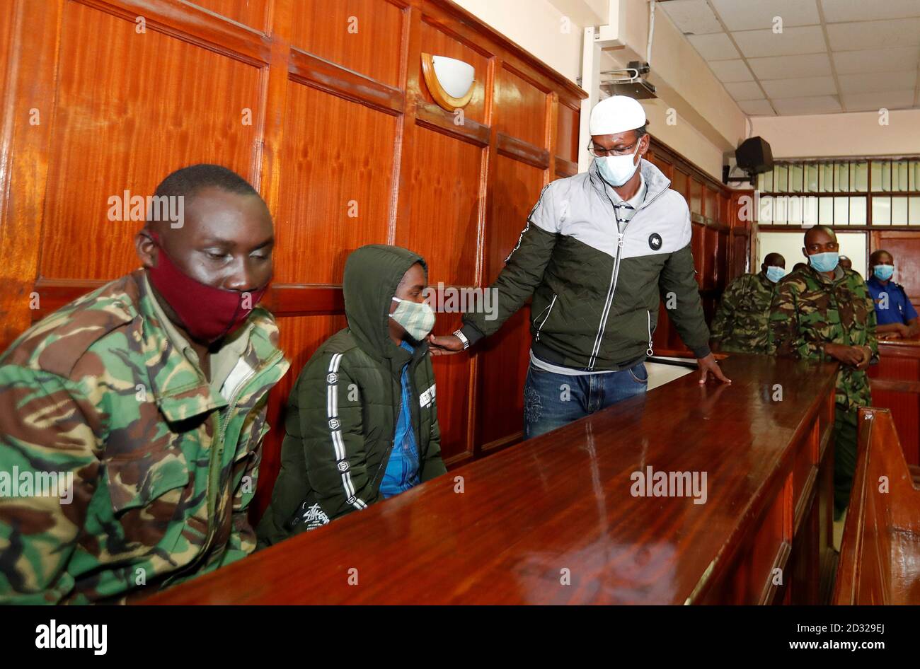 Liban Abdullah Omar quitte le banc après avoir été acquitté par les tribunaux de droit de Milimani à Nairobi, Kenya, le 7 octobre 2020. REUTERS/Thomas Mukoya Banque D'Images