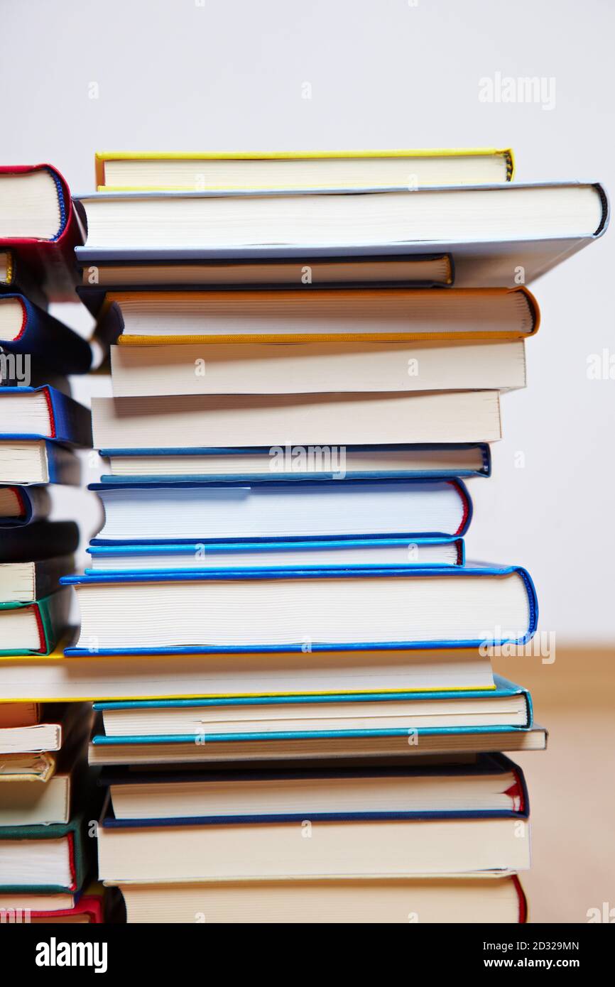 Beaucoup de livres sur une pile haute Banque D'Images