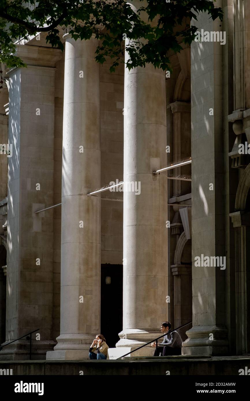 Le soleil du milieu de l'après-midi sur les marches de l'église Saint-Jean Smith Square attire les gens à venir s'asseoir et profiter de la chaleur et s'engager dans la conversation ou simplement s'asseoir par eux-mêmes. 05 juin 2014. Photo: Neil Turner Banque D'Images