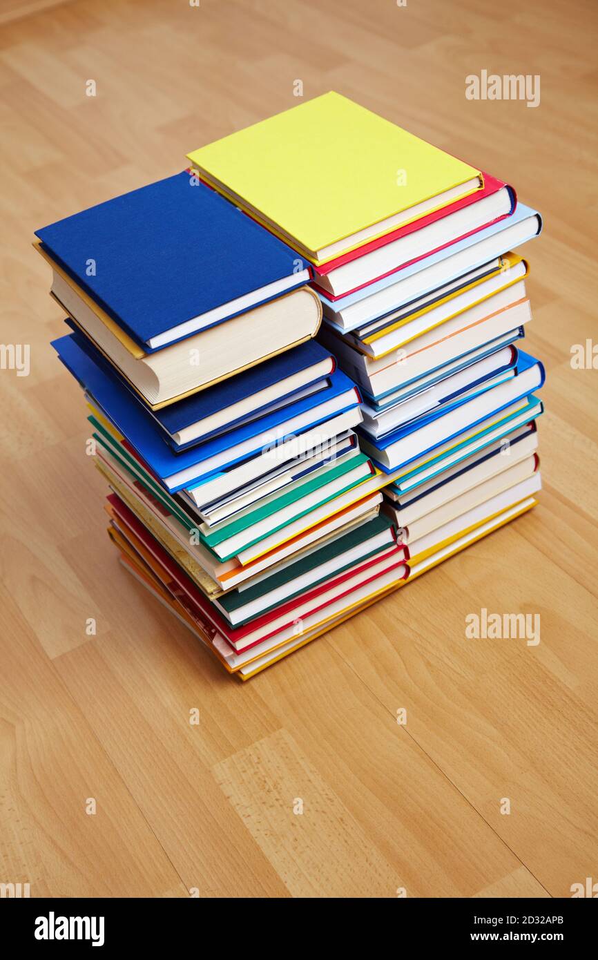 Beaucoup de livres sur une pile haute Banque D'Images
