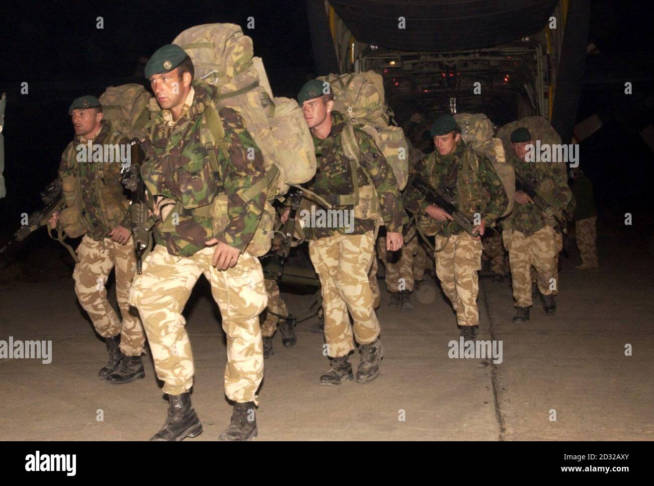 Les Royal Marines de 40 Commando, Compagnie Bravo, arrivent à la base aérienne de Bagram, en Afghanistan, qui fait partie de l'élément principal d'une Force internationale de maintien de la paix. Banque D'Images