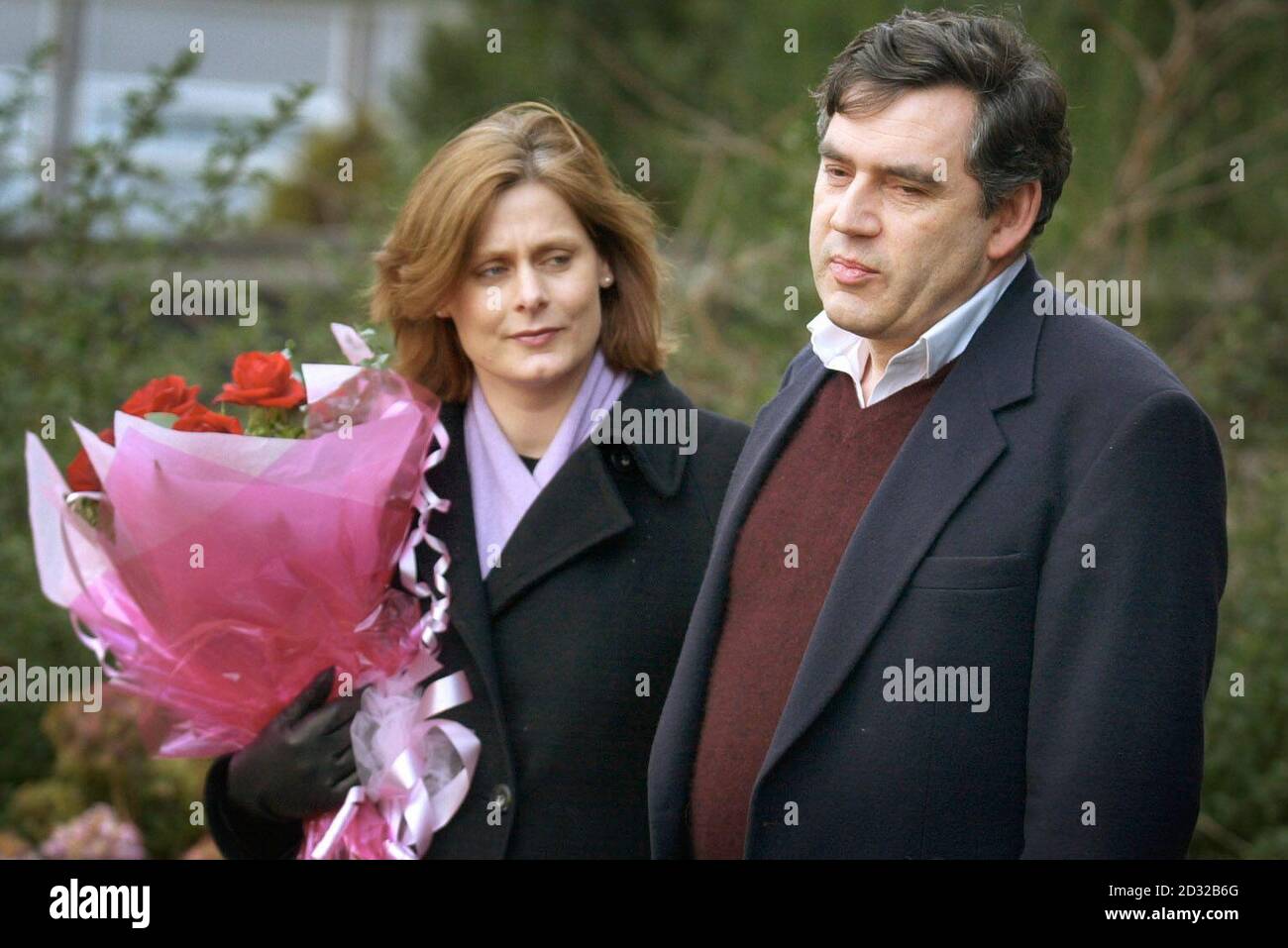 Sarah Brown et son mari, chancelier de l'Échiquier Gordon Brown, quittent l'hôpital de maternité Forth Park à Kirkcaldy, six jours après avoir donné naissance au premier bébé du couple. * 5/1/02: Sarah Brown et son mari, chancelier de l'Échiquier Gordon Brown, qui étaient au chevet de leur bébé fille après les tests, ont montré un motif de préoccupation. La décision de déplacer le bébé Jennifer à l'hôpital Royal Infirmary d'Édimbourg a été prise après des examens échographiques par l'équipe pédiatrique néo-natale de l'hôpital Forth Park maternité de Kirkcaldy, a déclaré un porte-parole du chancelier. Jennifer, qui était b Banque D'Images