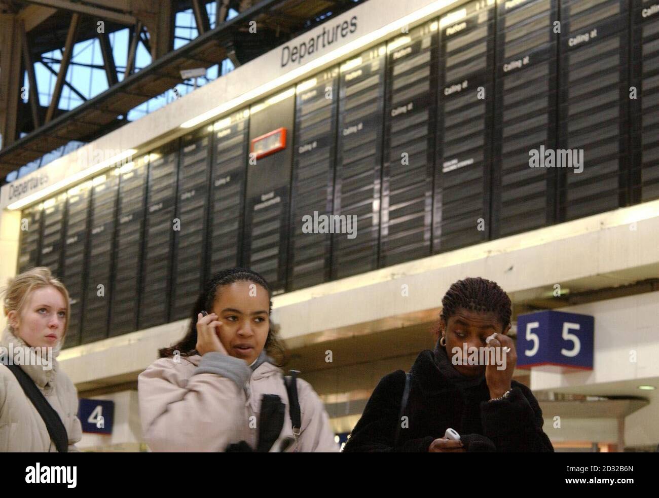 Les navetteurs passent par la gare de Waterloo, la plupart des trains du Sud-Ouest qui se rendent au terminus de Londres ont été annulés au début d'une grève de deux jours et ont été à nouveau paralysé en raison d'une grève de 48 heures par des membres de la Rail Maritime & transport Union. Banque D'Images