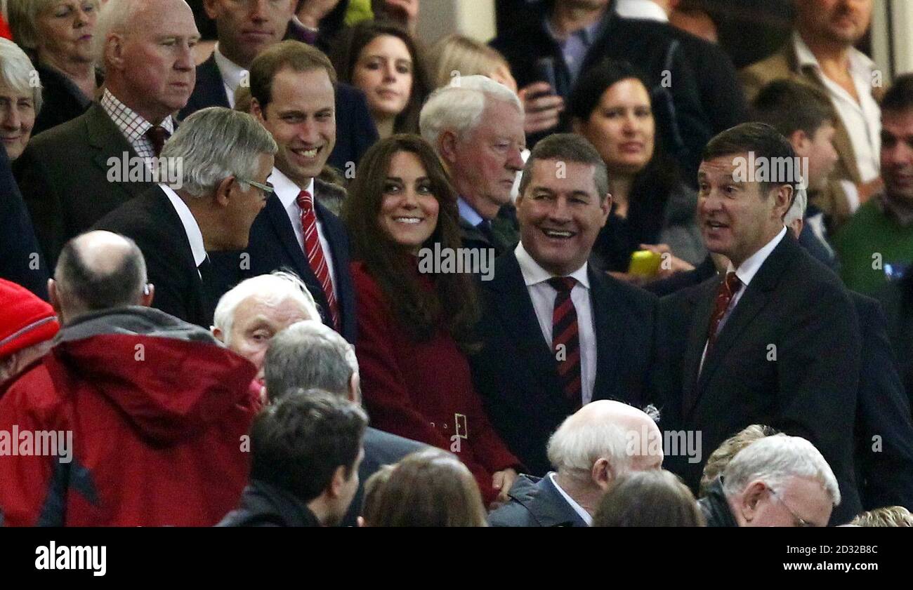 Le duc et la duchesse de Cambridge avec David Pickering, président de la WRU, et Roger Lewis, chef de la direction, après le match de la Dove Men Series au Millennium Stadium de Cardiff. Banque D'Images