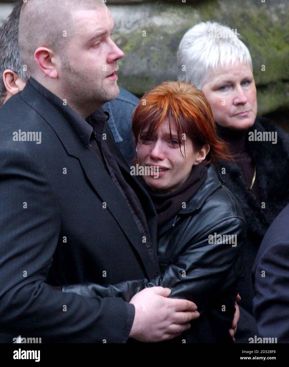 Les amateurs de bourdonnement s'agurent alors que le cercueil du batteur Jon Lee du groupe pop 'Feeder' est pris de l'église St. Mary's Church, Newport, Glent. Lee s'est suicidé à son domicile de Miami la semaine dernière. Banque D'Images