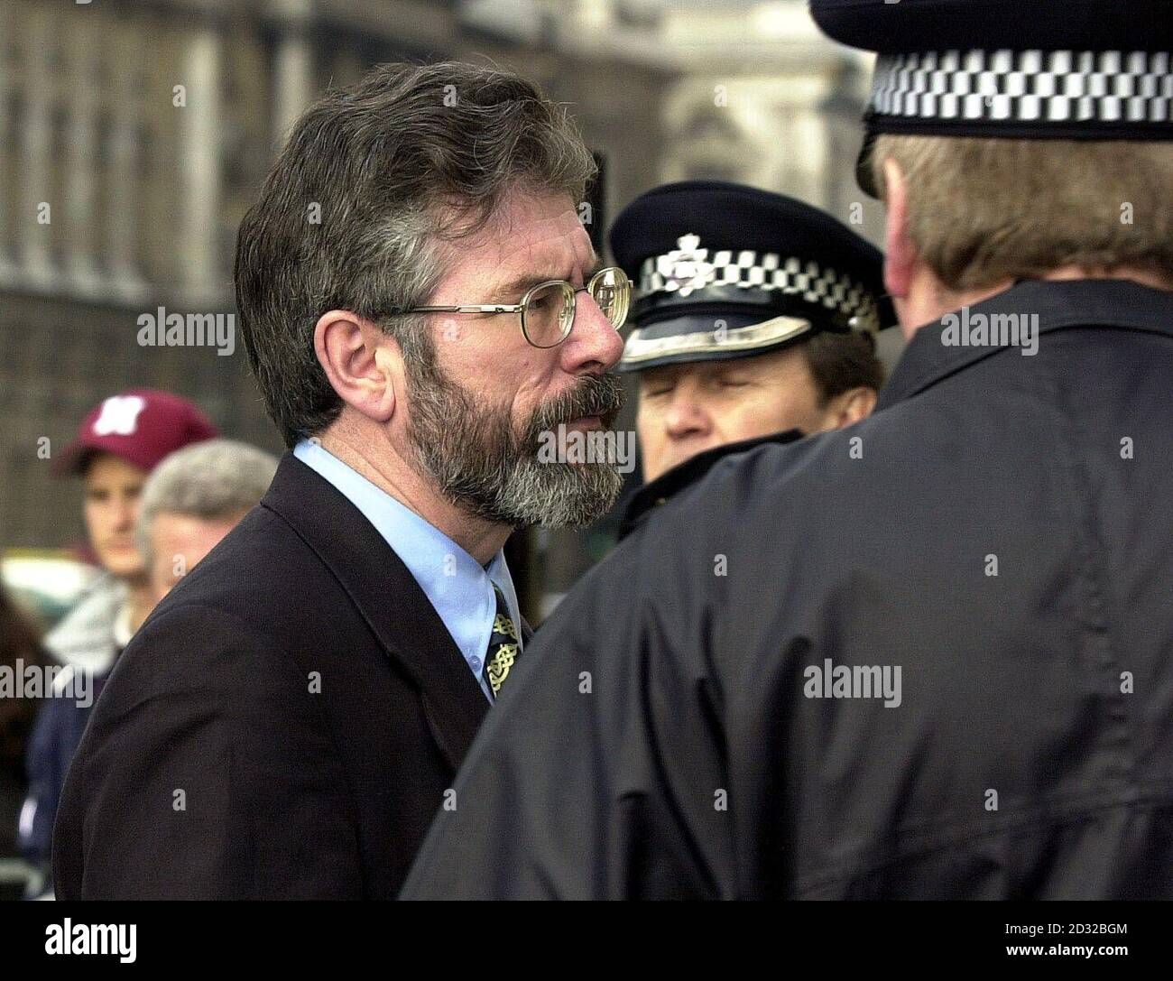 Le président de Sinn Fein, Gerry Adams, se dirige vers l'entrée St Stephens au Parlement de Londres. M. Adams et trois autres députés de Sinn Fein, dont Martin McGuiness, ont obtenu des bureaux au Palais de Westminster. * lors d'une conférence de presse, M. Adams a déclaré que les députés de Sinn Fein n'auraient jamais officiellement pris des sièges au Parlement britannique. Il a déclaré que son parti voulait utiliser les installations communes comme point de référence pour engager le dialogue sur le processus de paix et la cause d'une Irlande unie. Banque D'Images