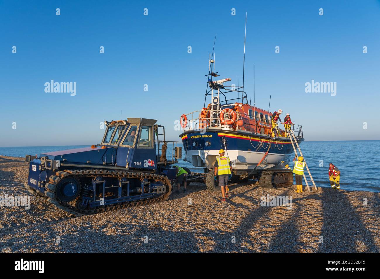 Aldeburgh, Suffolk. ROYAUME-UNI. Septembre 2020. Le tracteur et l'équipage préparent le Lifeboat d'Aldeburgh pour le lancement. Banque D'Images