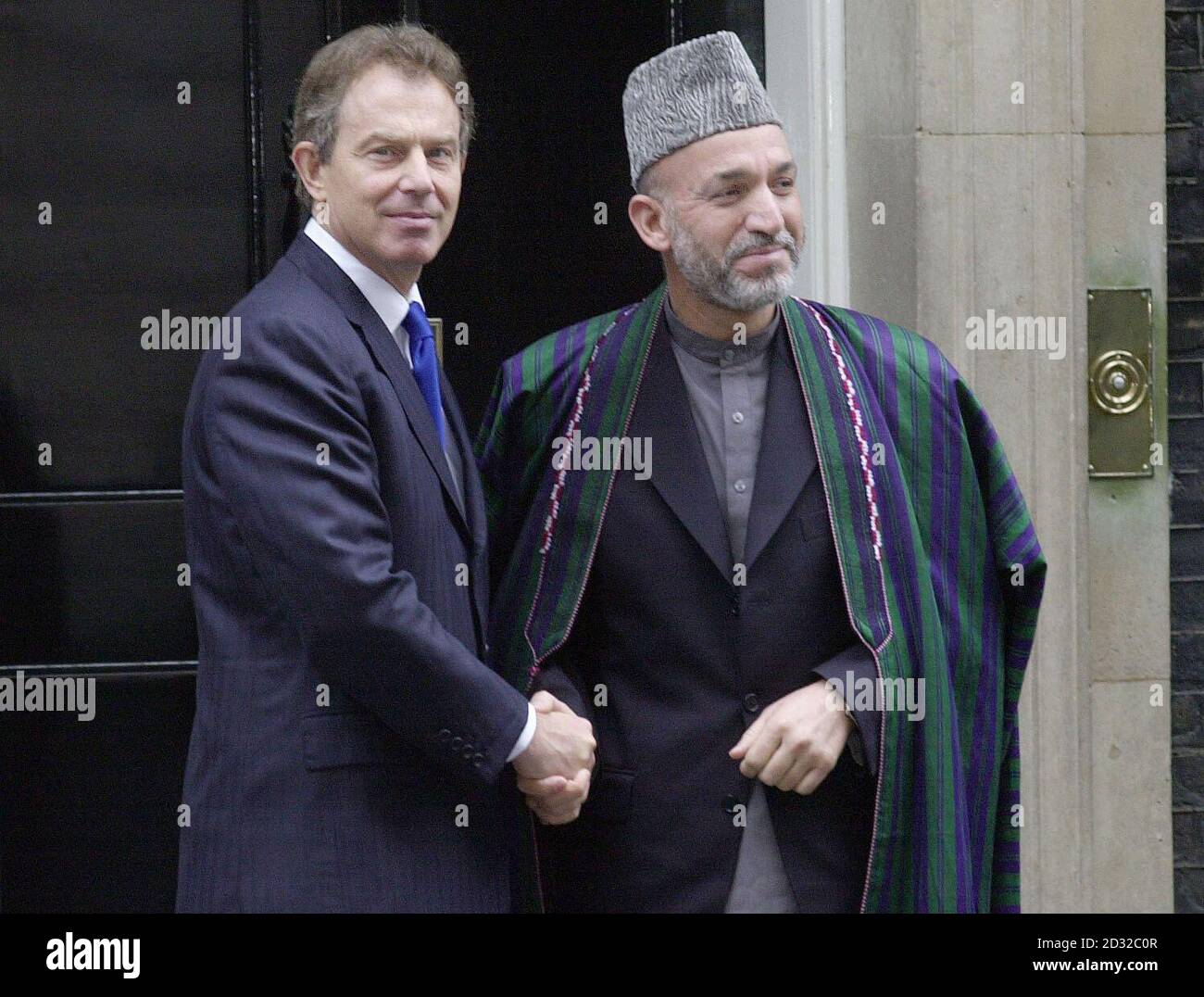 Le Premier ministre britannique Tony Blair (à gauche) rencontre le chef intérimaire afghan Hamid Karzaï à Downing Street, Londres, lors d'une visite en Grande-Bretagne. S'exprimant dans la salle du Cabinet au 10 Downing Street Hamid Karzaï a remercié la Grande-Bretagne et ses alliés d'avoir remis son pays à son peuple. * .... et le libérer de la force d'occupation des Taliban et de ses alliés terroristes. Il n'est que le deuxième chef des affaires étrangères après Bill Clinton à avoir le privilège de s'adresser aux ministres. Banque D'Images