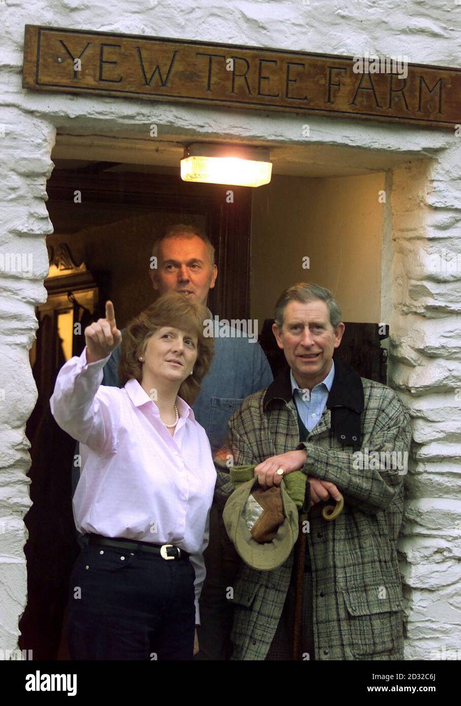 Hazel et Joe Relph, qui se dirigeront vers les Fells, se voient présenter le chemin qu'il empruntera à Rosthwaite, près de Keswick, dans le district des lacs, où il a passé deux nuits pendant un bref séjour à pied dans la région. * le prince a décidé de réserver au B&B pour soutenir l'économie rurale dans le sillage de l'épidémie de pied et de bouche, qui a gravement affecté le district des lacs. Banque D'Images