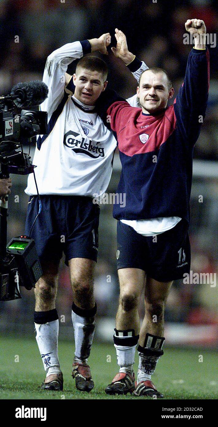 Danny Murphy de Liverpool (à droite) et Steven Gerrard (à gauche) célèbrent après la victoire sur Manchester United dans la F.A. Barclaycard jeu de Premiership à Old Trafford Ground, Manchester. Photo Phil Noble.. Banque D'Images