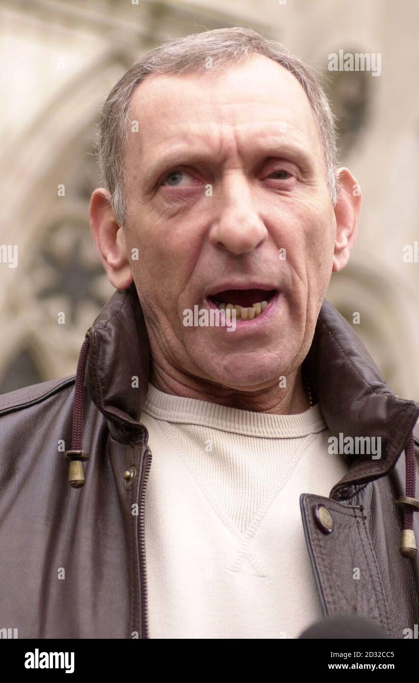 Paul Cleeland, de Stevenage, dans le Hertfordshire, se tient en dehors des cours royales de justice du centre de Londres, après avoir confirmé sa condamnation pour meurtre.Le juge Lord Potter, assis avec les juges Wright et Penry-Davey, * a jugé qu'il n'y avait pas de fond dans ses motifs d'appel de 20.Paul Cleeland, 58 ans, emprisonné en 1973 pour avoir tué le dirigeant de la gangland Terry Clarke à l’aide d’un fusil de chasse, a affirmé que de nouveaux éléments de preuve avaient été mis au jour, ce qui montrait que sa condamnation était dangereuse.Cleeland a été libéré en septembre 1998 après avoir purgé cinq ans au-dessus de son tarif minimum de 20 ans pour la rétribution Banque D'Images