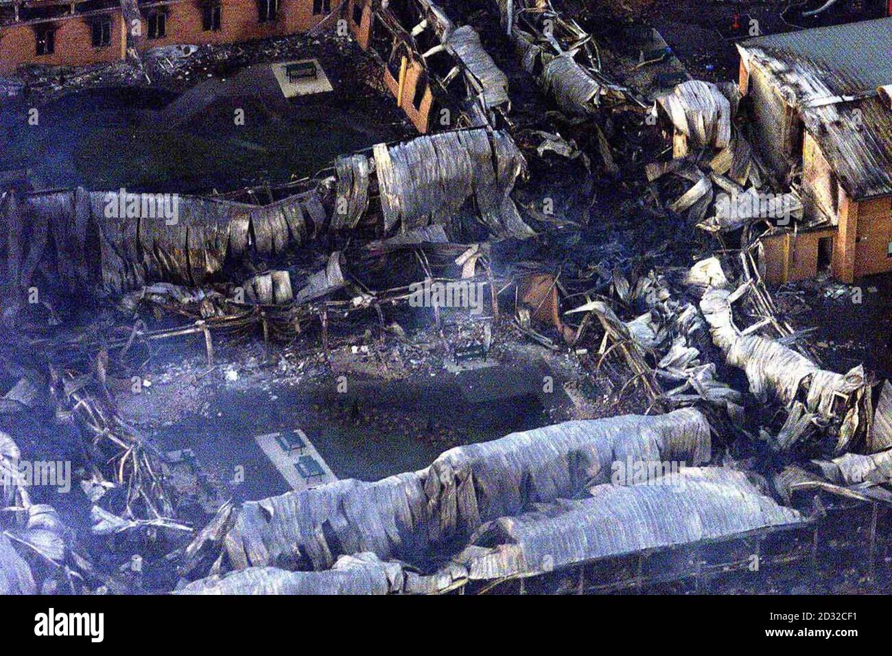 Une vue aérienne du camp de réfugiés de Yarl Wood dans le Bedfordshire couve toujours après un incendie qui a balayé l'installation. * 23/02/02 la police de Bedfordshire est poursuivie pour des dommages au cours de l'incendie au centre, il a été signalé. Une compagnie d'assurance représentant le Groupe 4, la société de sécurité qui gère le centre, a déposé un bref en vertu de la loi Riot dommages-intérêts de 1886 pour 43 millions de dommages causés par les émeutes. Banque D'Images