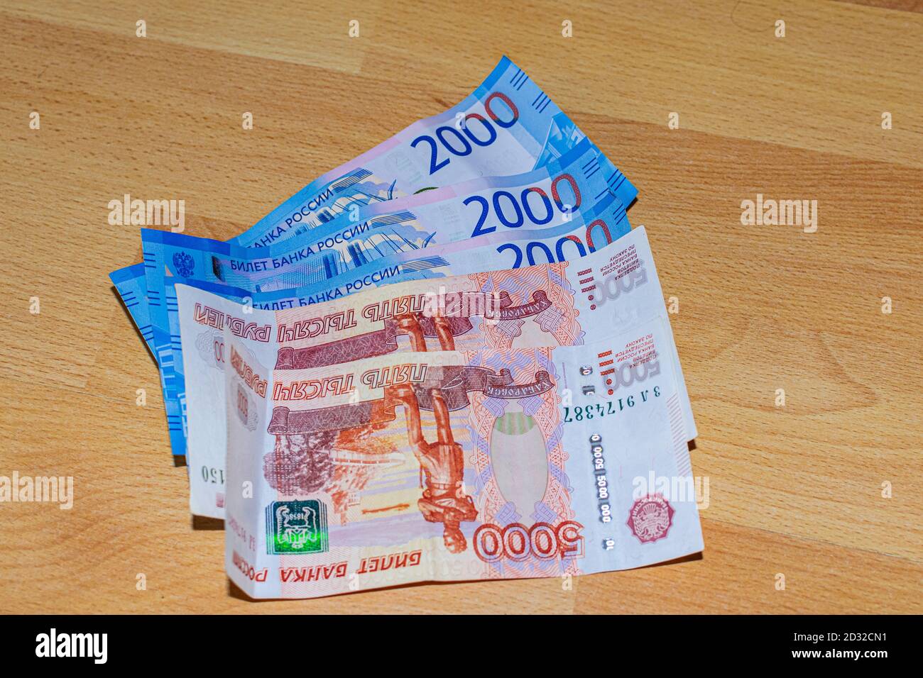 cinq et deux mille roubles billets sur une surface en bois Banque D'Images