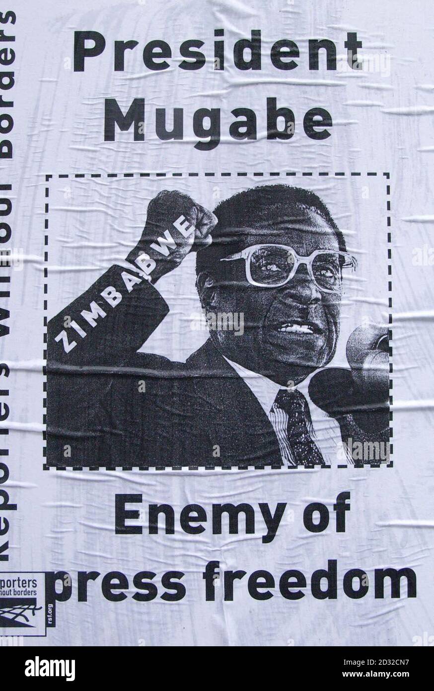 Une affiche du président zimbabwéen, le président Mugabe, que les manifestants ont apprise sur les fenêtres de la Maison du Zimbabwe dans le centre de Londres, dans une protestation en faveur de la liberté de la presse au Zimbabwe. * UN groupe d'environ 10 manifestants de Reporters sans frontières se sont rassemblés le jour du 78e anniversaire du président du Zimbabwe Mugabe pour poster à bord de la Maison du Zimbabwe en signe de protestation contre le manque de liberté de la presse pour les élections à venir au Zimbabwe. Banque D'Images
