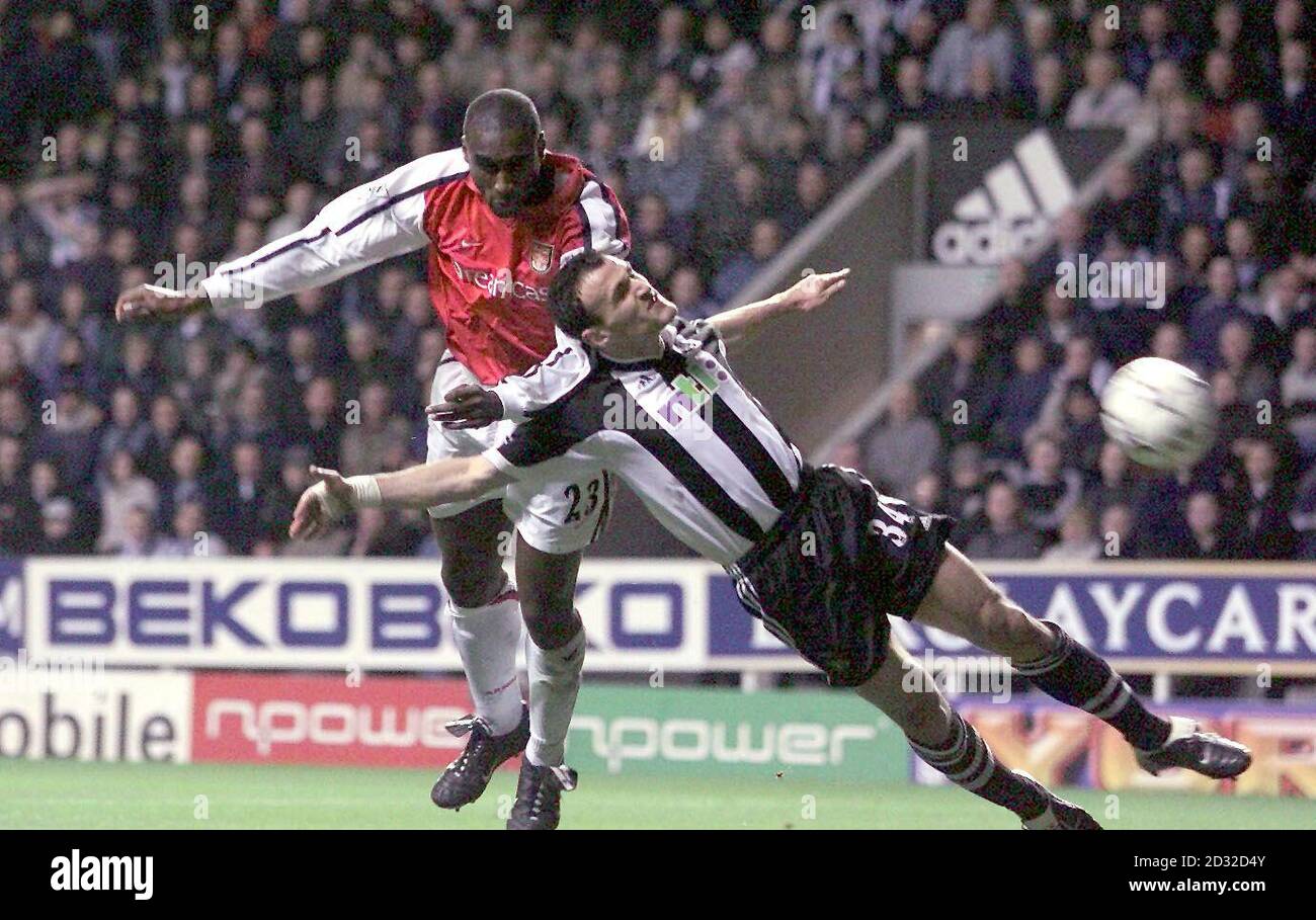 Le sol Campbell d'Arsenal marque son but malgré l'attention de Nikos Dabizas de Nwewcastle United, lors de leur match de First ership FA Barclaycard au parc St James's de Newscastle United. CETTE IMAGE NE PEUT ÊTRE UTILISÉE QUE DANS LE CONTEXTE D'UNE FONCTION ÉDITORIALE. AUCUNE UTILISATION DE SITE WEB/INTERNET À MOINS QUE LE SITE NE SOIT ENREGISTRÉ AUPRÈS DE L'ASSOCIATION DE FOOTBALL PREMIER LEAGUE. Banque D'Images