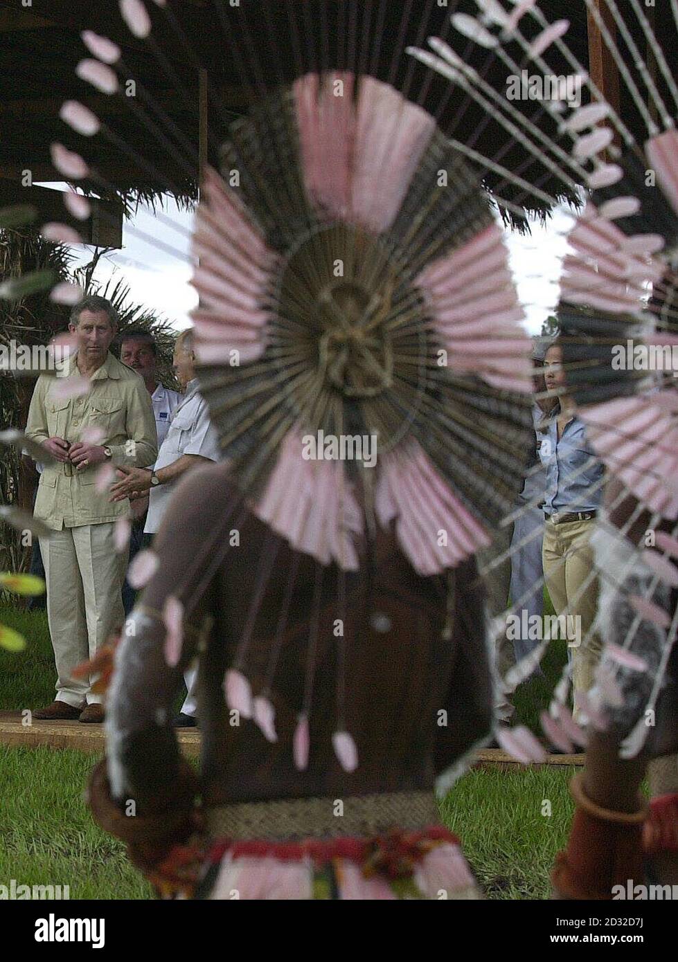 Le Prince de Galles observe une danse donnée par les indiens de Karaja, lors d'une visite à la ferme des Javaes, dans la région de la forêt tropicale de l'État de Tocantins, au Brésil, le deuxième jour de sa tournée de cinq jours au Brésil et au Mexique. Banque D'Images