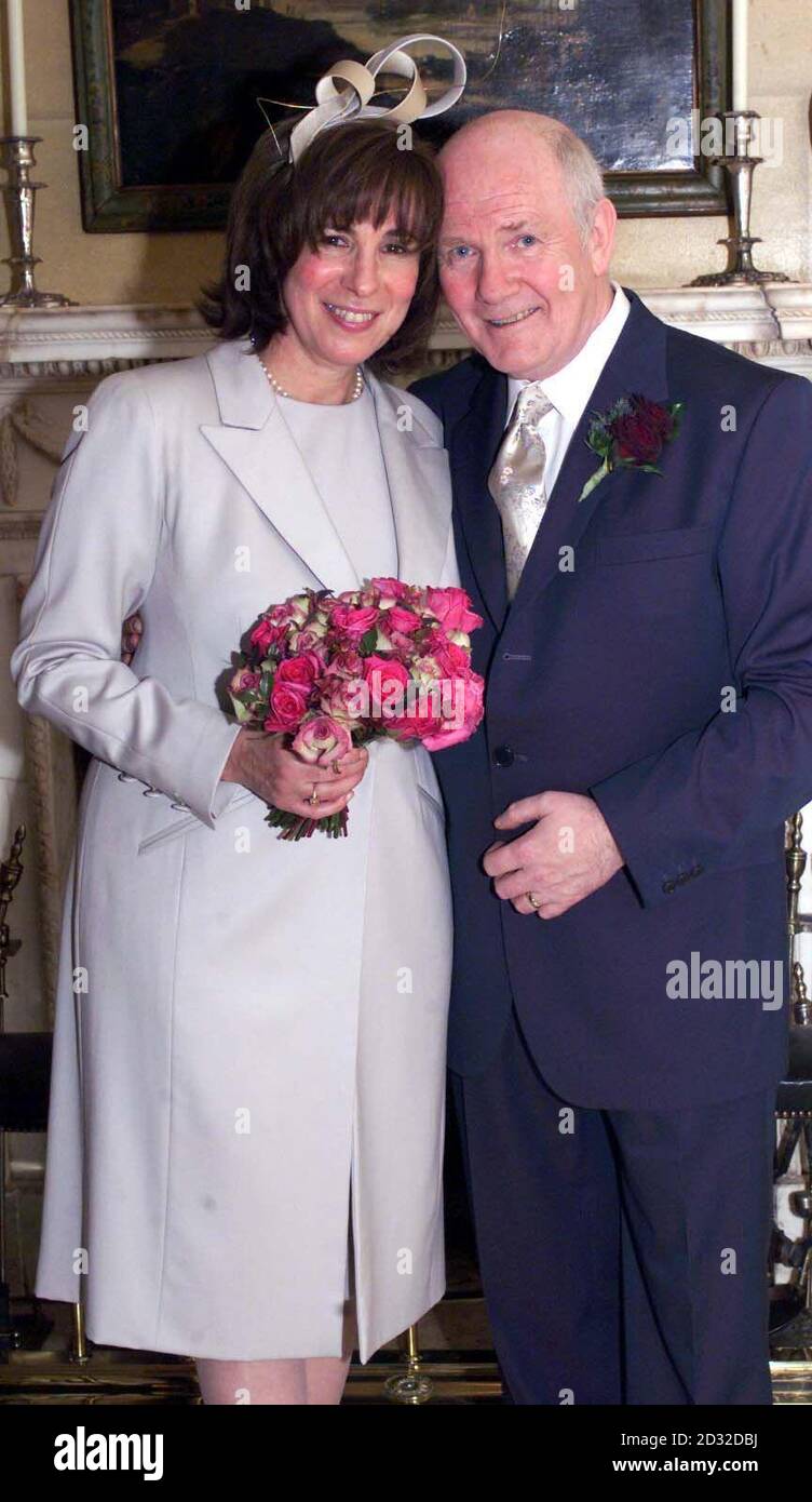 Le secrétaire d'Irlande du Nord, le Dr John Reid, avec sa femme née au Brésil, Carine Adler, après le mariage du couple dans le centre de Londres. Sa cérémonie de mariage a été une occasion familiale privée à laquelle ont assisté environ 70 familles et amis proches. Banque D'Images