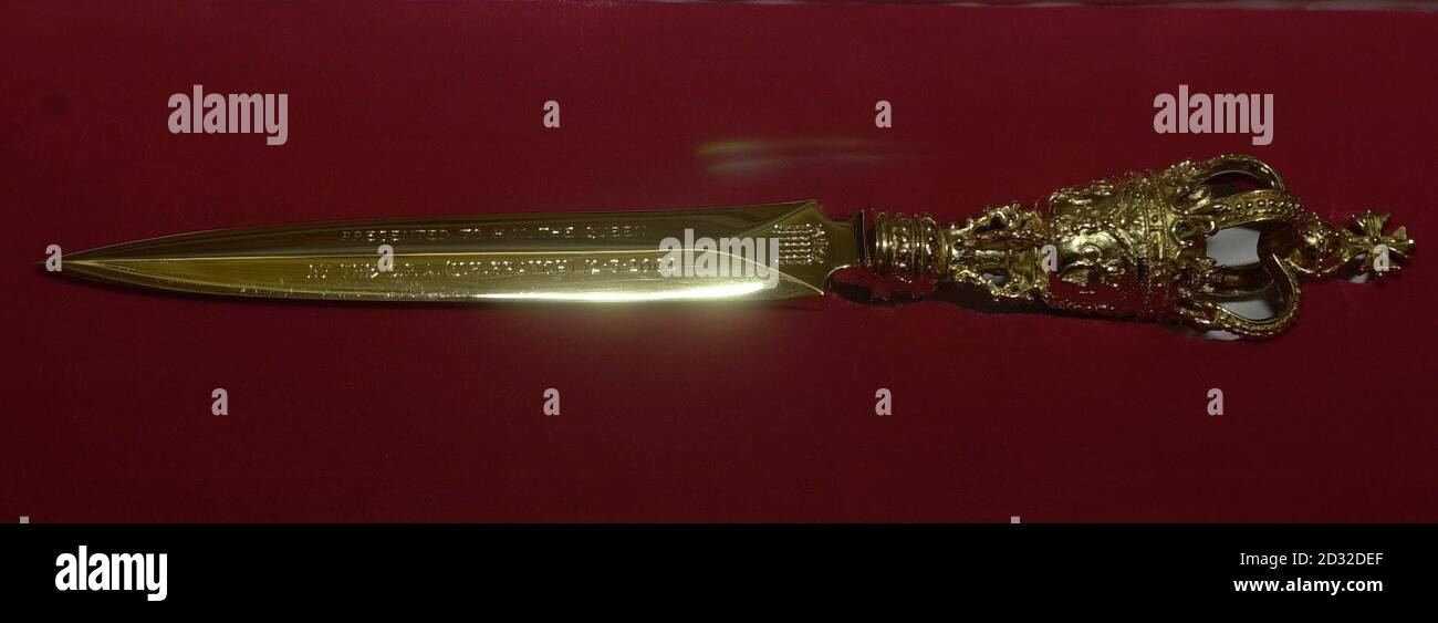 L'ouvreur de lettre d'or après qu'il a été donné à la reine Elizabeth II par Sir Patrick Cormack, trésorier de l'Association parlementaire du Commonwealth, à Lancaster House à Londres. *le porte-lettre a été présenté pour aider la Reine avec le courrier supplémentaire qu'elle devrait recevoir pendant son Jubilé année, marquant 50 ans sur le trône et comme chef du Commonwealth. Banque D'Images