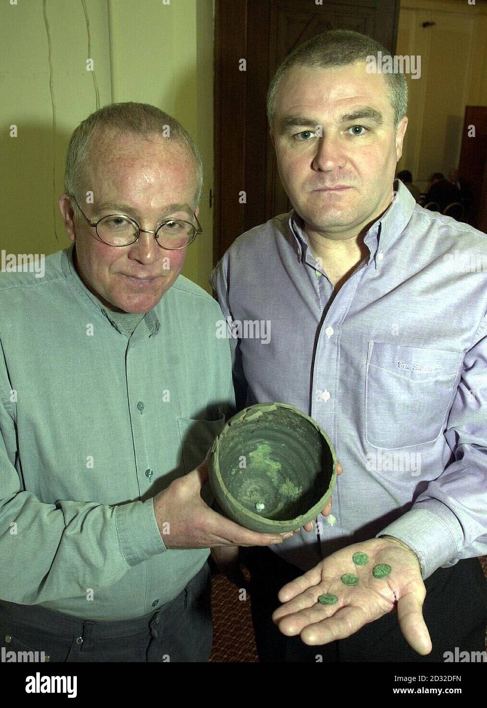 Les chasseurs de trésors Paul Rennoldson (à gauche) et Jimmy Haley de Consett, Co Durham, détenant des pots et des pièces de monnaie romains. Paul et James ont découvert les trésors ainsi que Stephen Best dans des découvertes séparées le même jour, tout en détectant des métaux sur les terres agricoles de Langtoft, * East Riding dans le Yorkshire. Un total de 1,902 pièces ont été découvertes dans les pots en faïence qui auraient été déposés autour de AD 305 et AD 325, et ont été déclarées Trésor lors d'une enquête au tribunal du coroner de Hull. On s'attend à ce que le canular en récupère jusqu'à 15,000 aujourd'hui aux enchères aux nouvelles salles Connaught de Great Queen Street Banque D'Images