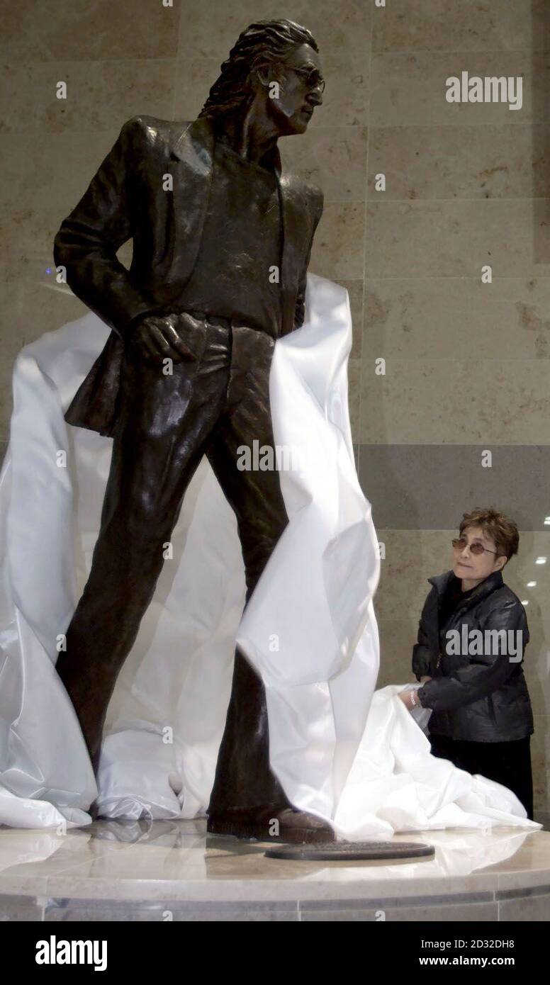 Yoko Ono, veuve de l'ancien Beatle John Lennon, dévoile une statue de son défunt mari avec Cherie Booth sur le cours supérieur de l'aéroport John Lennon de Liverpool. La statue est l'œuvre du sculpteur Tom Murphy. Banque D'Images