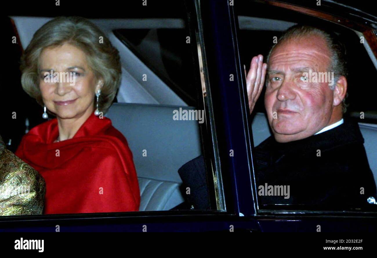 Le roi Juan Carlos et la reine Sofia d'Espagne arrivent pour un concert classique du Palais de Buckingham célébrant le 75e anniversaire du violoncelliste russe Mstislav Rostropovich. Banque D'Images