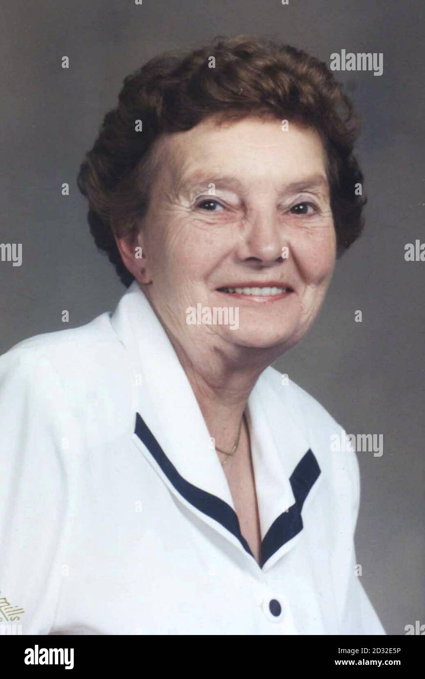 Avon et la police du Somerset ont publié une photographie d'Adelaide Howard qui, selon les détectives, a été poignardée à mort dans une attaque « frénétique et soutenue » contre sa maison à Dragon Road, Winterbourne, près de Bristol, mercredi. * elle a été trouvée allongé dans une piscine de sang dans la cuisine par son mari John, âgé de 78 ans, qui venait de rentrer de jouer au golf. Jusqu'à présent, les officiers n'ont pas été en mesure d'établir le motif de l'attaque, qui a été décrit comme le surintendant détective Geoff Anderson, qui dirige l'enquête, comme le plus horrible qu'il ait vu depuis 23 ans de police. 17/02/03 Adelaide Howard, 79, Banque D'Images