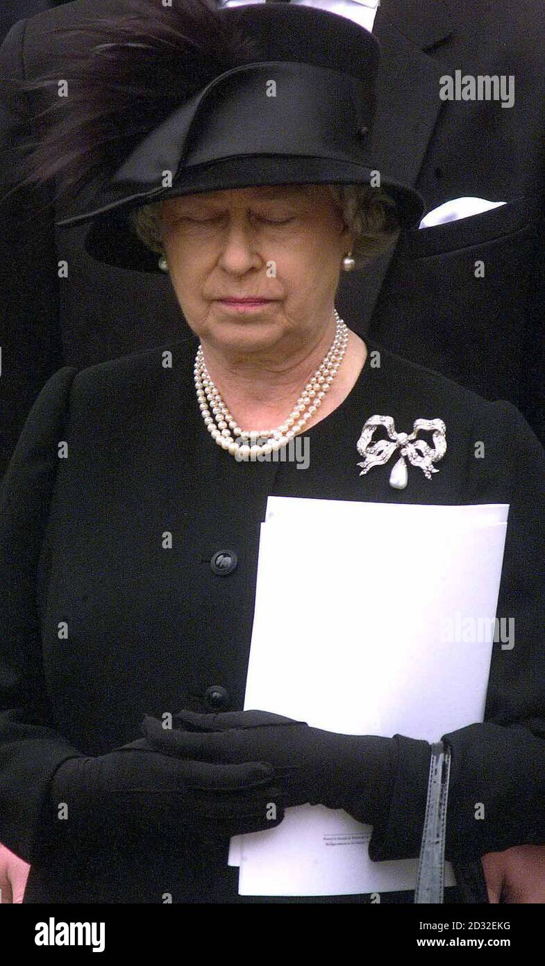 La reine Elizabeth II quitte l'abbaye de Westminster après les funérailles de la reine mère. Banque D'Images