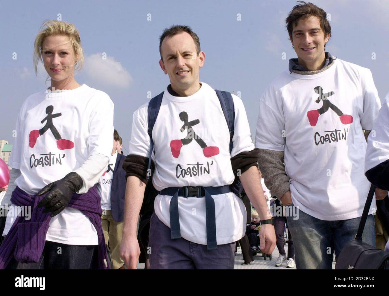 Tom Isaacs (au centre), 34 ans, est rejoint par l'ancienne star de Steps Faye Tozer et par le grimpeur Edward 'Bear' Grylls, alors qu'ils se promènaient sur le Millennium Bridge à Londres. Isaac commence une promenade d'un an de 4,500 miles autour de la côte de la Grande-Bretagne. *...in une tentative de soulever, 250,000 pour la recherche sur la maladie de Parkinson. Banque D'Images