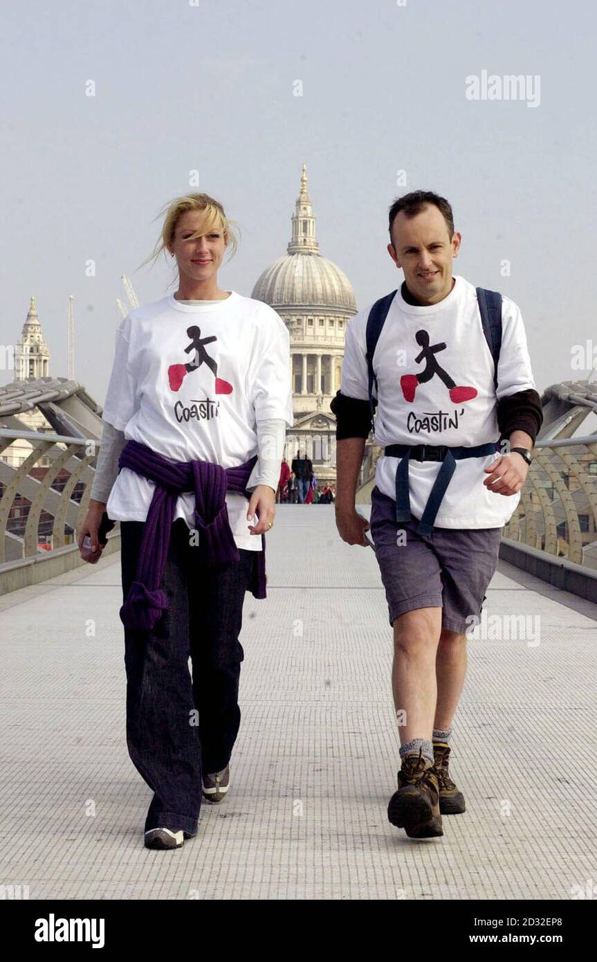 Tom Isaacs (à droite), 34 ans, est rejoint par l'ancienne star de Steps Faye Tozer qui traverse le Millennium Bridge à Londres.Isaac commence une promenade d'un an de 4,500 miles autour de la côte de la Grande-Bretagne dans une tentative de lever, 250,000 pour la recherche sur la maladie de Parkinson. Banque D'Images