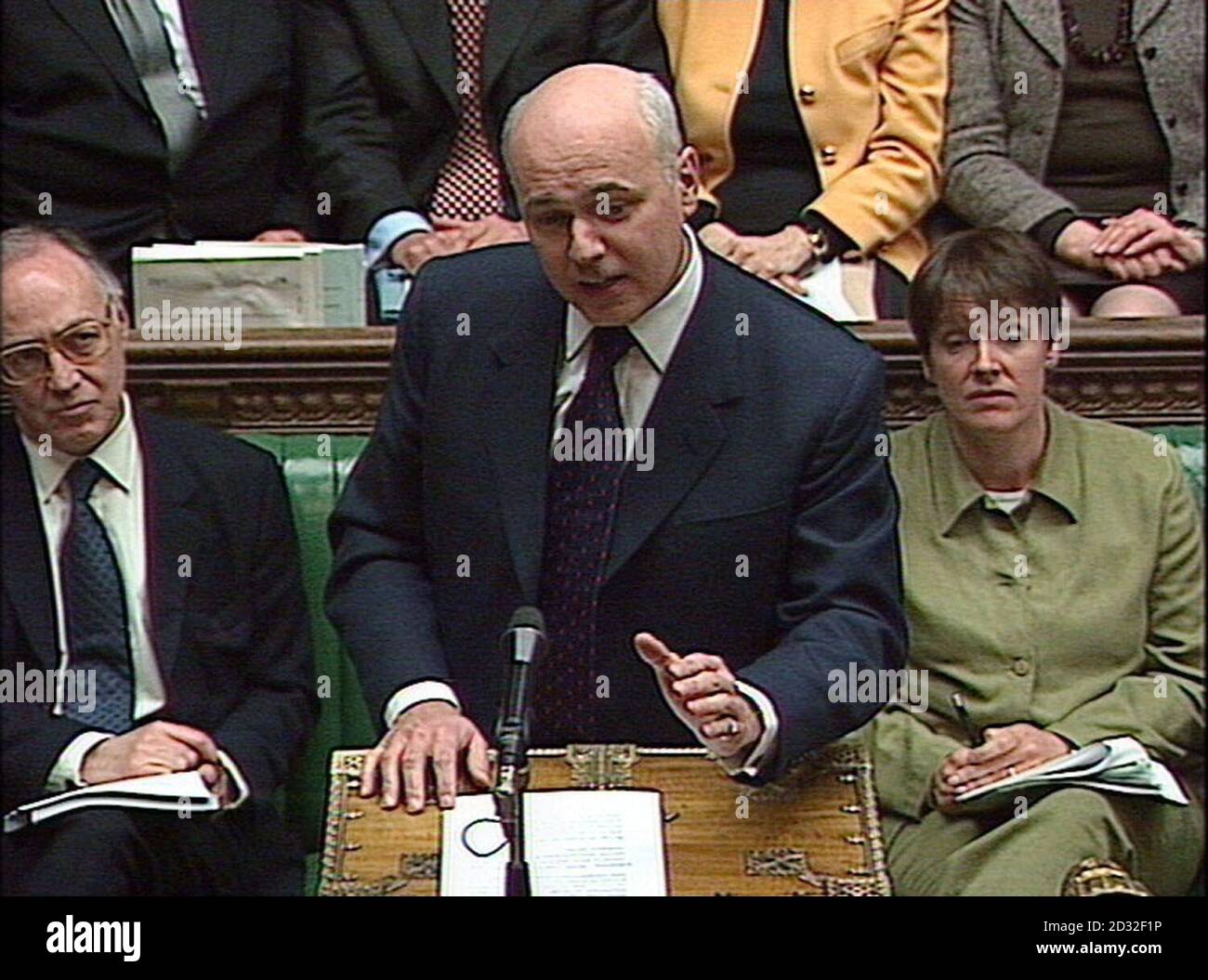 Le chef conservateur Iain Duncan-Smith débat à la Chambre des communes, le mercredi 17 avril 2002, avant la publication des plans budgétaires d'aujourd'hui. Banque D'Images