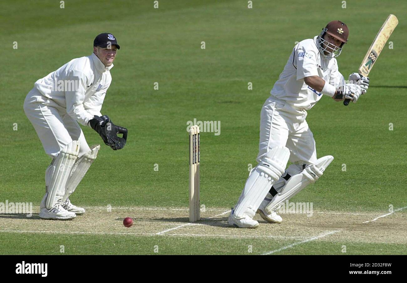 Mark Butcher, batteur de Surrey, arrive au bal pour 4 courses, sous la surveillance de Matt Prior, gardien de Sussex, à l'Oval, à Londres, le quatrième jour du premier match de championnat du comté de Frizzell de la saison. Banque D'Images