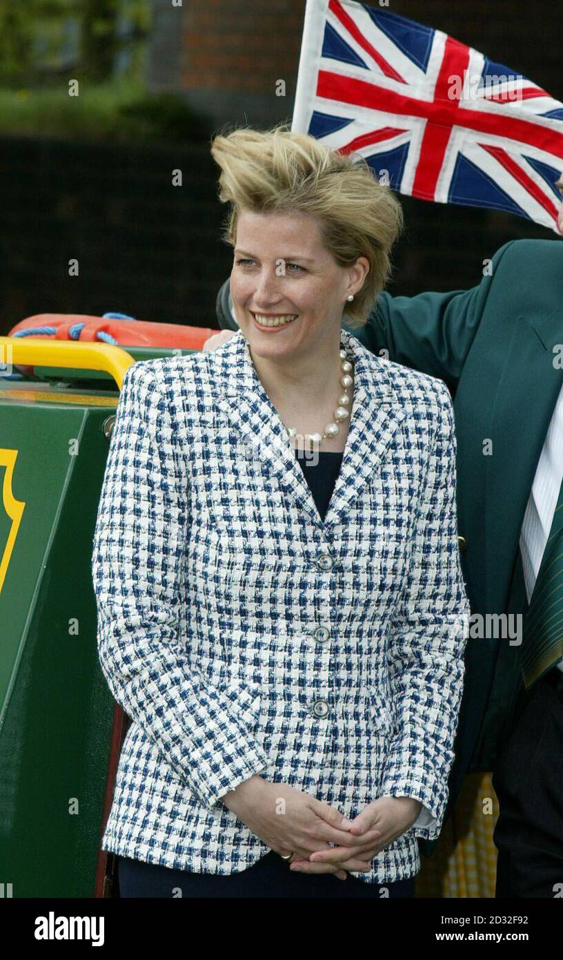 La comtesse de Wessex profite d'une promenade, sur une barge à la gestion communautaire le long du canal Ashton à Manchester, lors d'une visite d'une journée avec son mari dans la région. Le bateau étroit de 13 tonnes a été lancé en 1996 dans le cadre de la régénération de l'est de Manchester effectuée dans le cadre de la candidature olympique de la ville. Banque D'Images