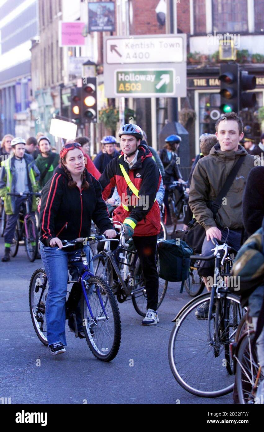 Les cyclistes passent devant la station de métro Camden Town dans le nord de Londres, avant le rallye annuel du jour de mai.* la police s'attendait à un afflux à Londres aujourd'hui de jusqu'à 10,000 manifestants anti-capitalistes, dans la crainte que l'une des zones les plus riches de la capitale puisse être la cible de manifestations violentes.Ils craignent qu'un noyau dur de 400 personnes qui se sont résolues à recourir à la violence n'adopte des tactiques de guérilla, se propageant à travers la capitale pour étendre les ressources de la police et créer de nombreuses flashpoints potentiels. Banque D'Images