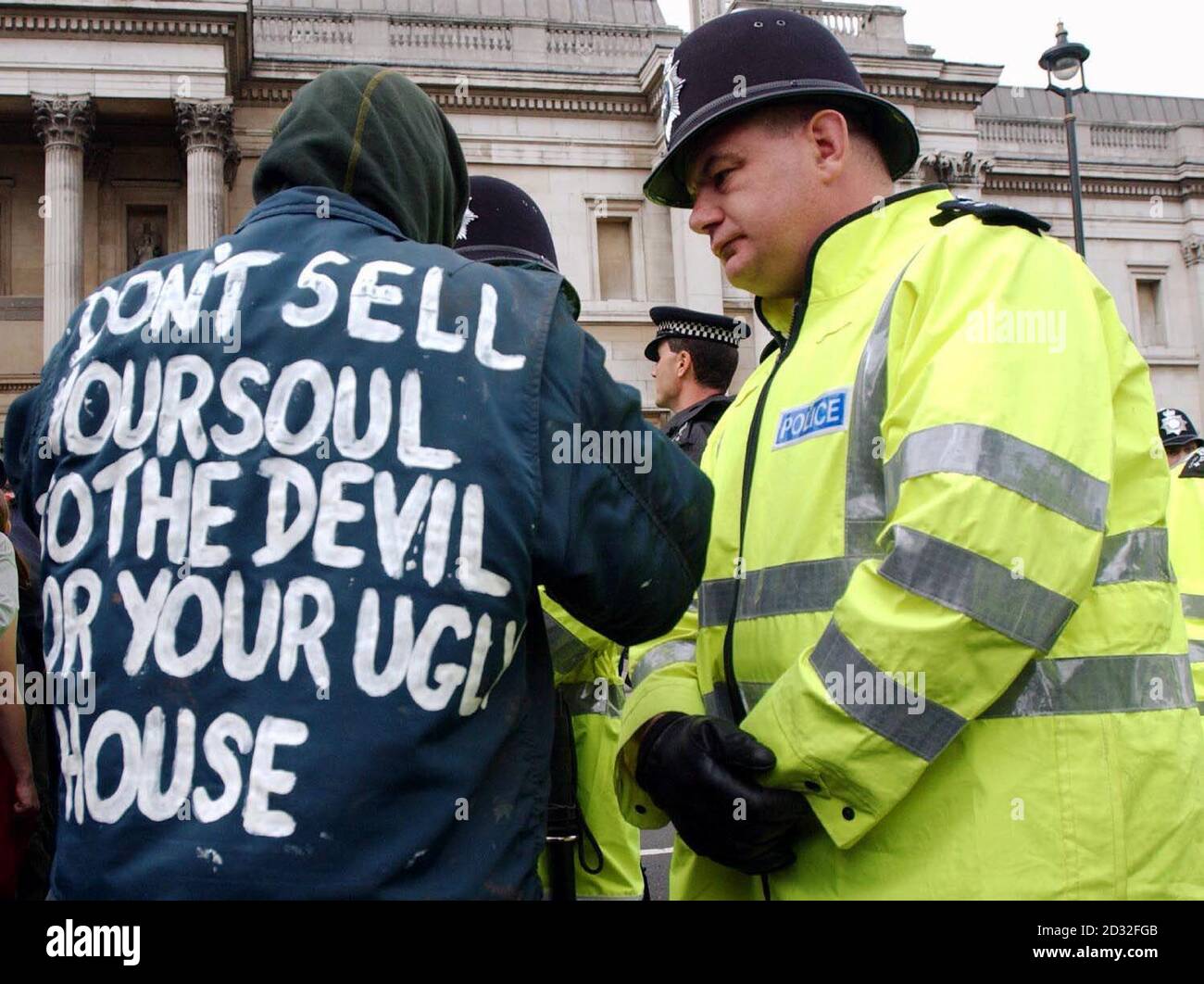 Un manifestant parle à un policier, lors de la manifestation du jour de mai à Trafalgar Square. * peur de la police un noyau dur de jusqu'à 400 personnes intention sur la violence adoptera des tactiques de guérilla, se propageant à travers la capitale pour étirer les ressources de police et créer de nombreuses flashpoints potentiels. Banque D'Images