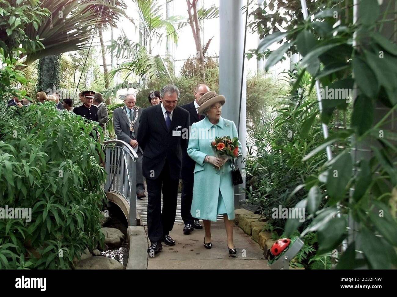 La Reine traverse les jardins d'hiver.La Reine est arrivée aujourd'hui à Sunderland à l'occasion de la deuxième étape de sa tournée nationale du Jubilé d'Or.* accompagné du duc d'Édimbourg, le couple royal a officiellement ouvert les jardins d'hiver de Sunderland, qui abritent 1 500 plantes exotiques dans un climat intérieur subtropical. Banque D'Images
